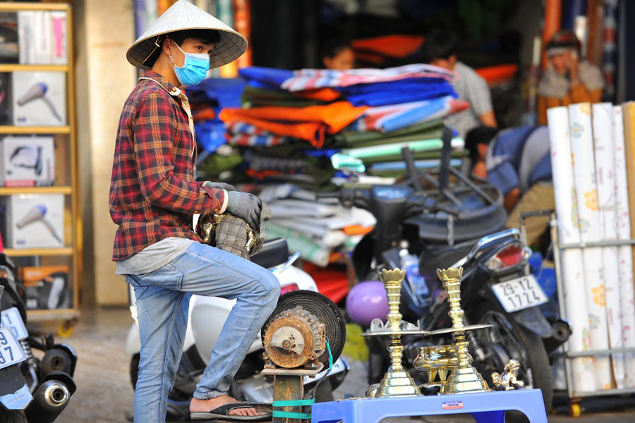 Đánh bóng lư đồng nghề chỉ có trong dịp Tết.