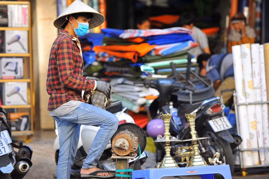 Đánh bóng lư đồng nghề chỉ có trong dịp Tết.