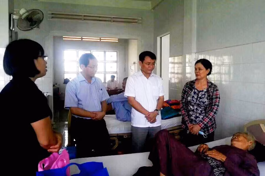 Lãnh đạo TP. Pleiku và thị xã An Khê thăm và tặng quà mẹ VNAH Phùng Thị Đâu khi đang điều trị tại Bệnh viện Đa khoa khu vực An Khê. Ảnh: Lê Hòa