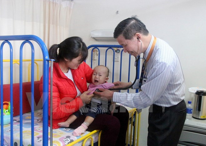 Bác sỹ Pau Kieu Kong đang thăm khám cho bệnh nhi.