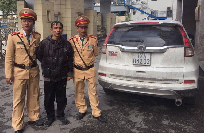 Đặng Xuân Đông (giữa) và chiếc xe tang vật Đặng Xuân Đông (giữa) và chiếc xe tang vật