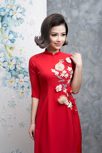 Họa tiết trên bộ áo dài cách tân này được cách điệu và thêu, đính cườm hạt, ruy băng...