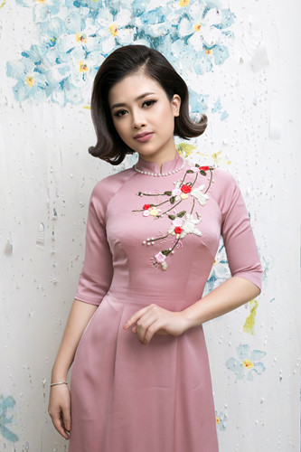 Thiết kế áo dài với tone hồng pastel mang lại cảm giác gần gũi, trẻ trung và ngọt ngào.