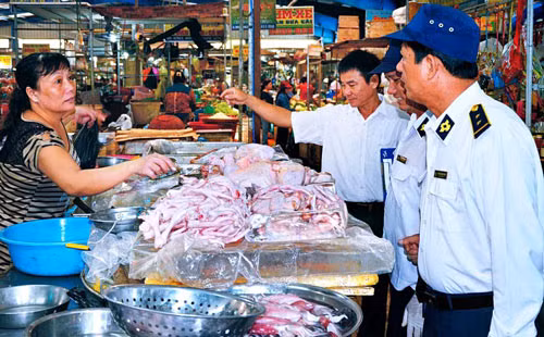 Cơ quan chức năng kiểm tra an toàn thực phẩm tại chợ.