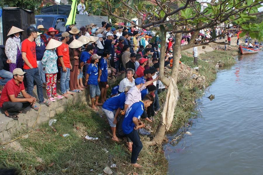 Du khách về xem đua thuyền.