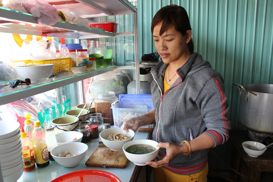 Năm nay, chị Dương Thị Thùy Linh không thể đón Tết ở quê nhà. Ảnh: T.B