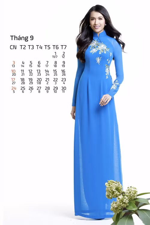 Á hậu Lệ Hằng mặc áo có hình hoa sữa.