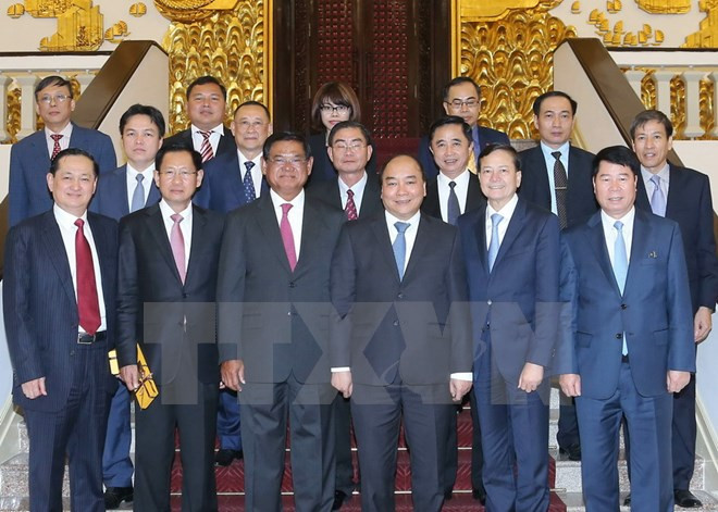 Thủ tướng Nguyễn Xuân Phúc chụp ảnh lưu niệm với các đại biểu. Thủ tướng Nguyễn Xuân Phúc chụp ảnh lưu niệm với các đại biểu.