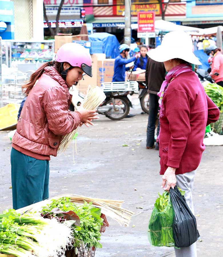 Dây lạt do người đồng bào dân tộc thiểu số bán được người dân ưa chuộng. Ảnh: Q.T Dây lạt do người đồng bào dân tộc thiểu số bán được người dân ưa chuộng. Ảnh: Q.T