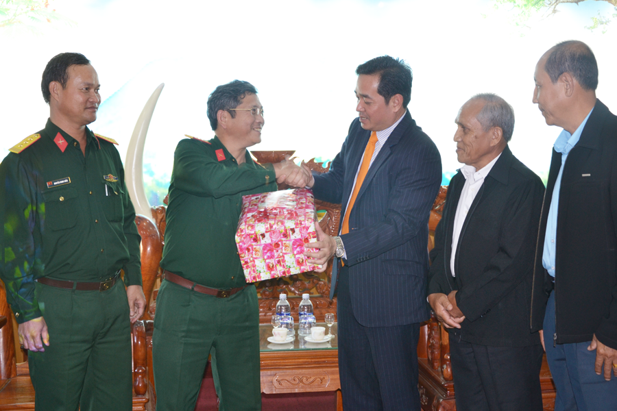 Tặng quà Tết cho các cấp chính quyền, các đơn vị và nhân dân trên đảo.