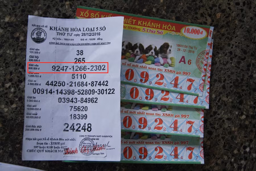Tờ kết quả giả và vé số của đối tượng lừa đảo. Ảnh: V.N