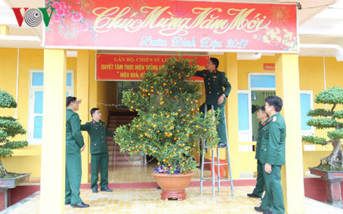 Cán bộ, chiến sĩ Lữ đoàn 242 trang trí cây quất đón Tết Cán bộ, chiến sĩ Lữ đoàn 242 trang trí cây quất đón Tết