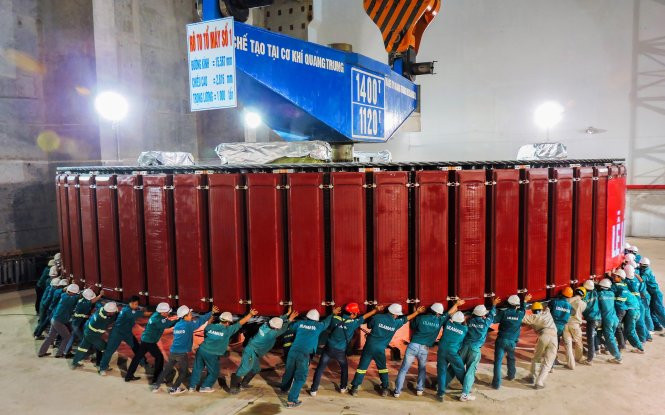 Lắp đặt rôtô tổ máy phát điện số 1 nặng cả nghìn tấn đảm bảo an toàn, đưa tổ máy số 1 đi vào vận hành trước ba tháng, mang lại nguồn lợi cho nhà máy hàng ngàn tỉ đồng.