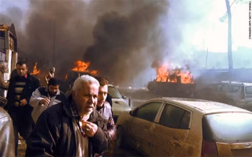 Người dân hoảng loạn sau vụ nổ (Ảnh: AFPTV)