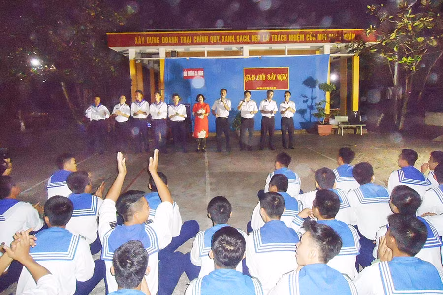  Giao lưu văn nghệ trên đảo Trường Sa Đông. Ảnh: T.S