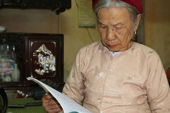 Tuy tuổi đã cao nhưng cụ Nguyễn Thị Khướu vẫn có thể đọc được các bài ca trù trong cuốn sách tổng hợp mà Nhạc viện Hà Nội kính tặng cụ. Tuy tuổi đã cao nhưng cụ Nguyễn Thị Khướu vẫn có thể đọc được các bài ca trù trong cuốn sách tổng hợp mà Nhạc viện Hà Nội kính tặng cụ.