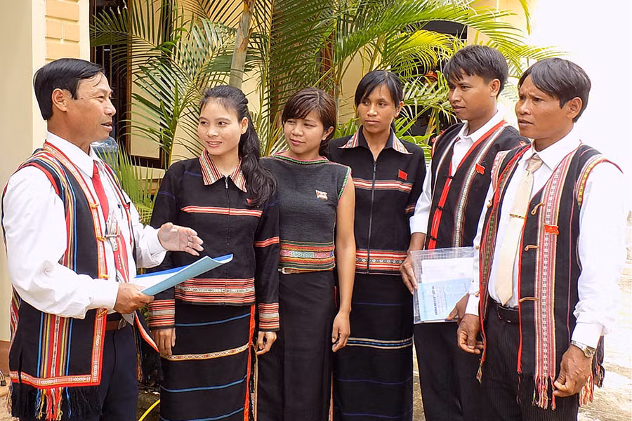 Trao đổi kinh nghiệm trong công tác xây dựng Đảng. Ảnh: T.N