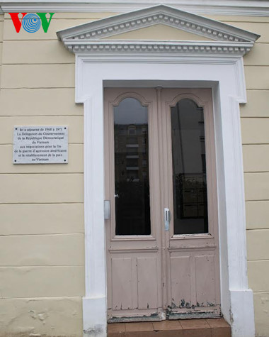 Nơi đoàn đàm phán ở tại Choisy-le-Roi. Nơi đoàn đàm phán ở tại Choisy-le-Roi.