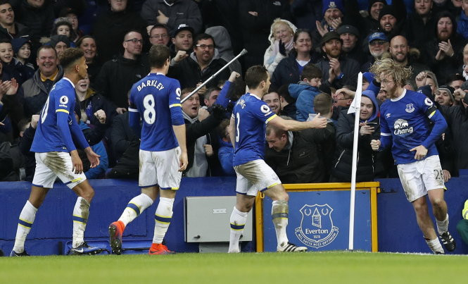 Niềm vui của Tom Davies (phải) sau khi nâng tỉ số lên 3-0 cho Everton. Ảnh: Reuters Niềm vui của Tom Davies (phải) sau khi nâng tỉ số lên 3-0 cho Everton. Ảnh: Reuters