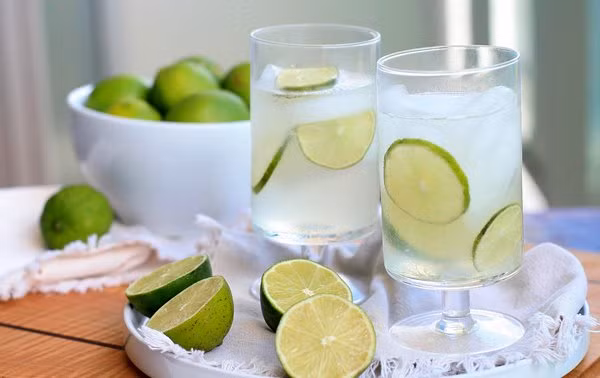 Uống nước chanh khi say vừa nôn nhiều hơn, gây nguy hiểm khi ngủ vừa làm tổn thương dạ dày