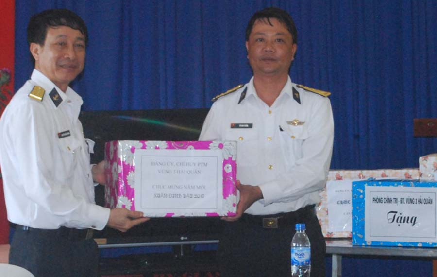 Lãnh đạo Vùng 3 Hải quân tặng quà Tết cán bộ, chiến sĩ Trạm Ra đa 550. Ảnh: Hoành Sơn
