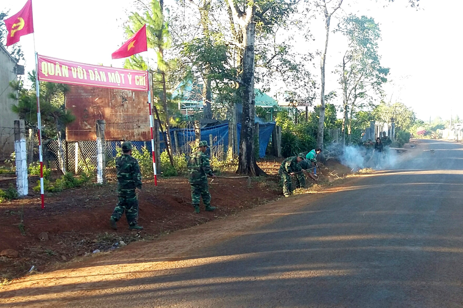 Cùng nhân dân dọn dẹp vệ sinh, phát quang đường sá chuẩn bị đón Tết. Ảnh: Q.T Cùng nhân dân dọn dẹp vệ sinh, phát quang đường sá chuẩn bị đón Tết. Ảnh: Q.T