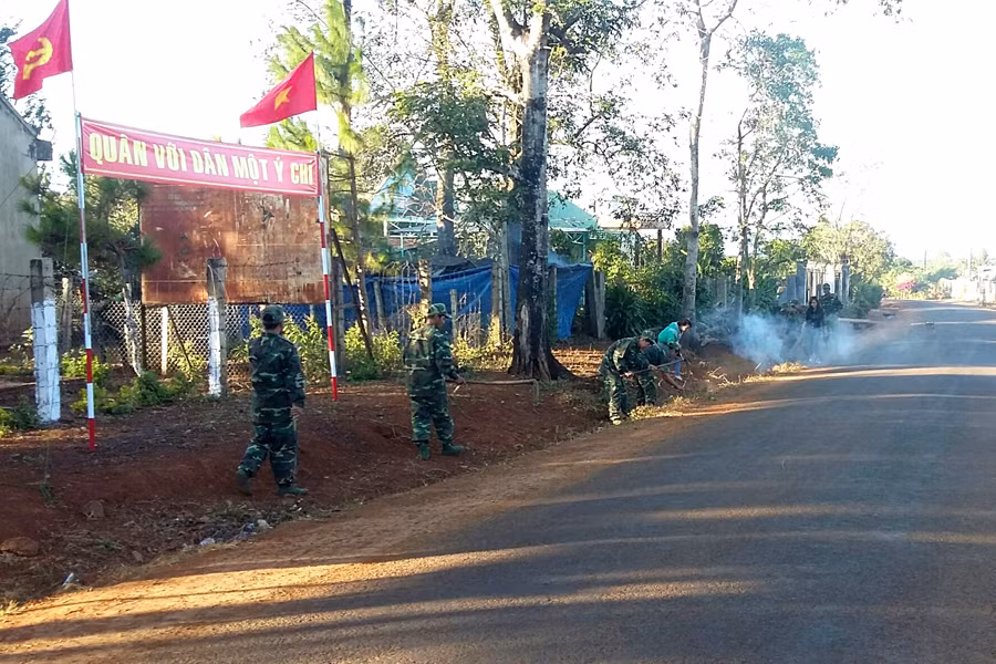 Cùng nhân dân dọn dẹp vệ sinh, phát quang đường sá chuẩn bị đón Tết. Ảnh: Q.T