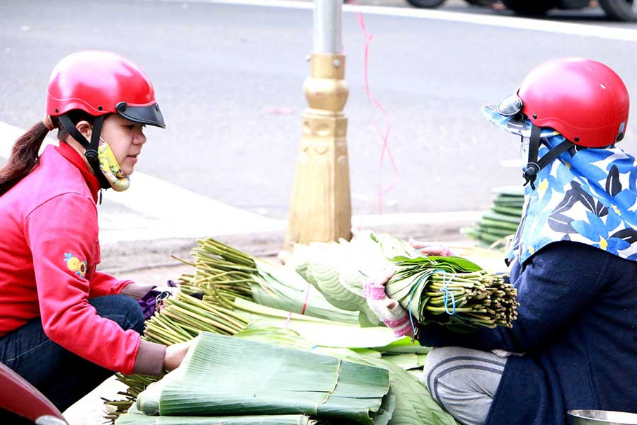 Khách lựa chọn lá dong rất kỹ. Ảnh: Q.T  Khách lựa chọn lá dong rất kỹ. Ảnh: Q.T