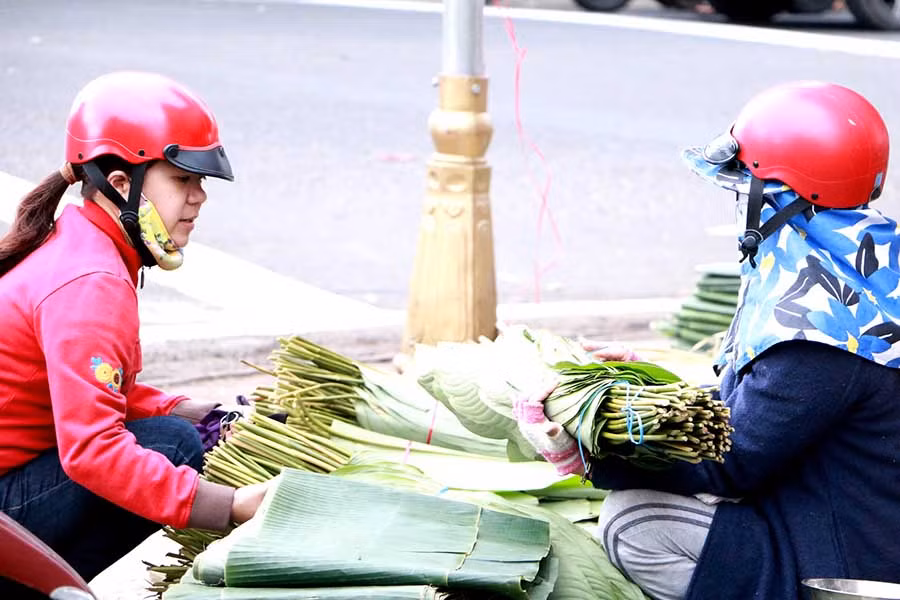  Khách lựa chọn lá dong rất kỹ. Ảnh: Q.T