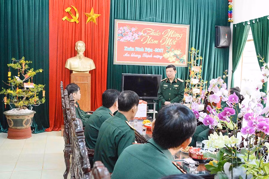  Thiếu tướng Lê Hiền Vân thăm, chúc Tết tại Quân đoàn 3. Ảnh: N.G