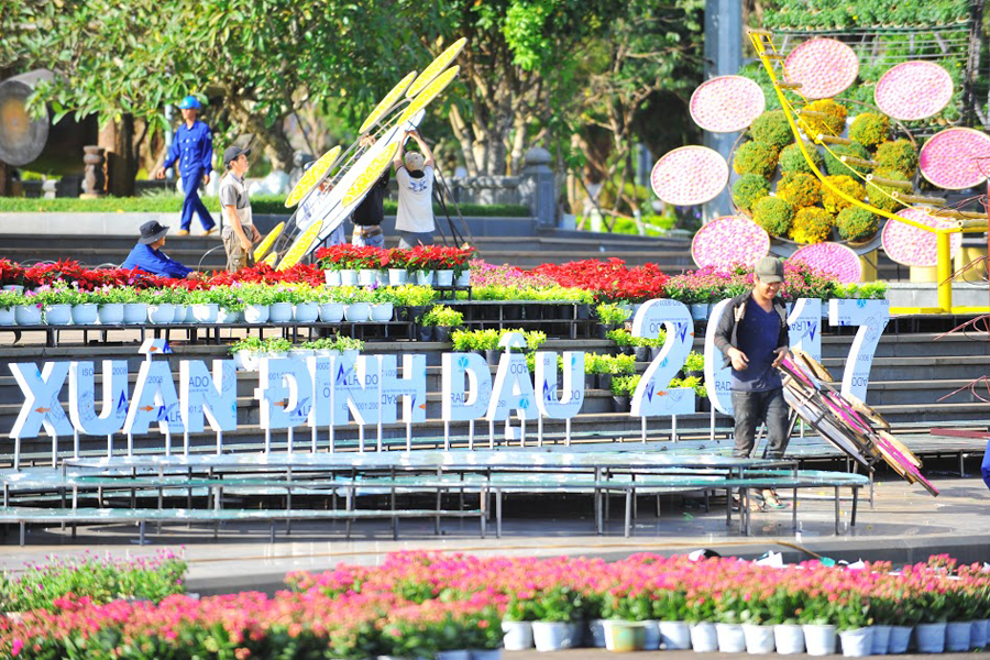 Nhiều mảng màu sinh động đang được dựng lên tại đường hoa Trần Hưng Đạo.