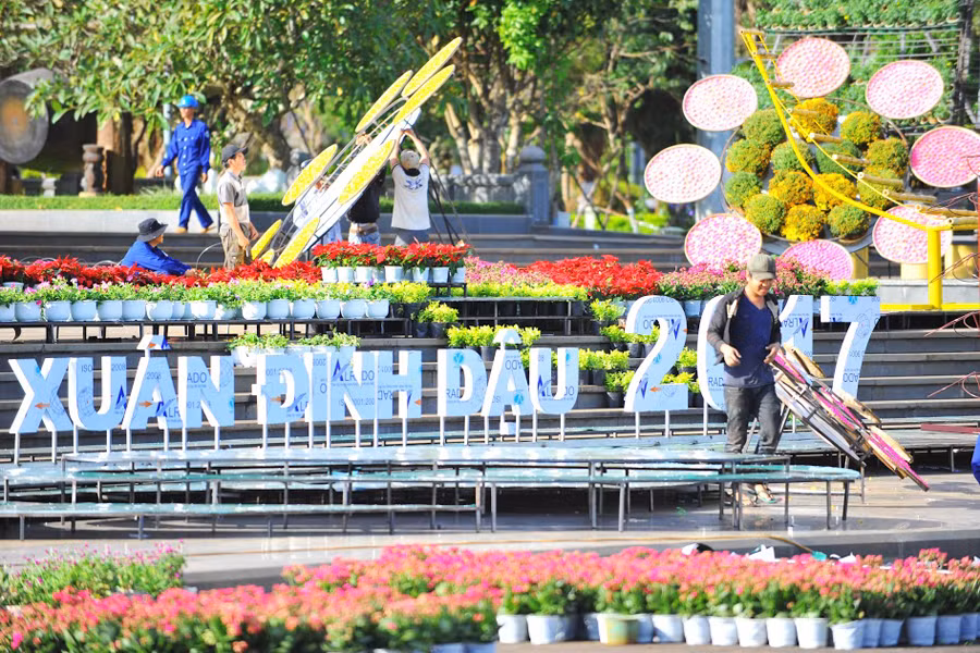 Nhiều mảng màu sinh động đang được dựng lên tại đường hoa Trần Hưng Đạo.