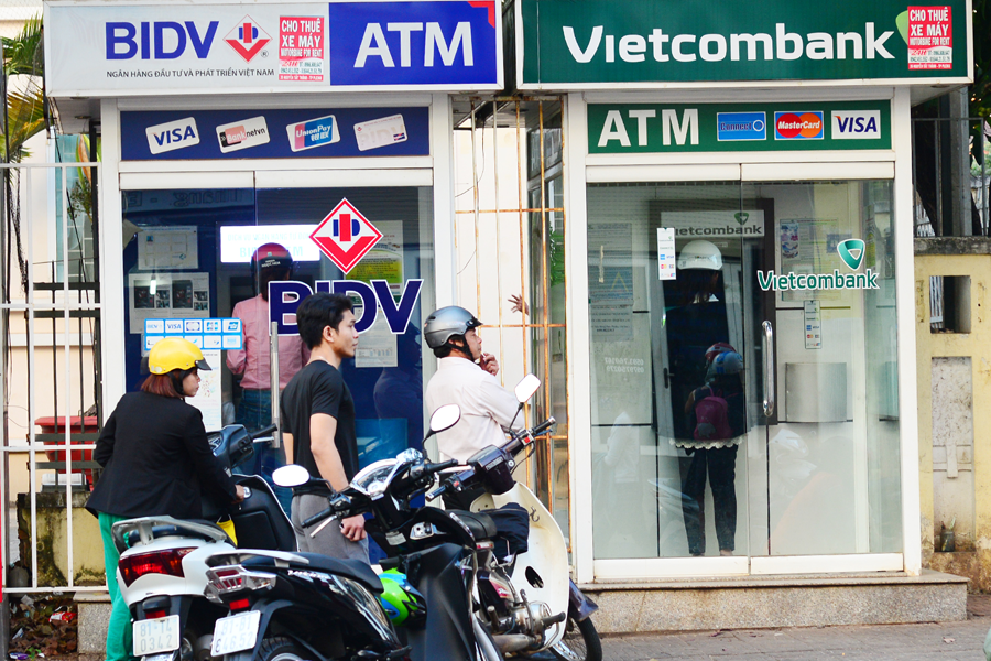 Nhu cầu rút tiền từ các máy ATM của người dân tăng cao vào dịp Tết. Ảnh: Cao Nguyên