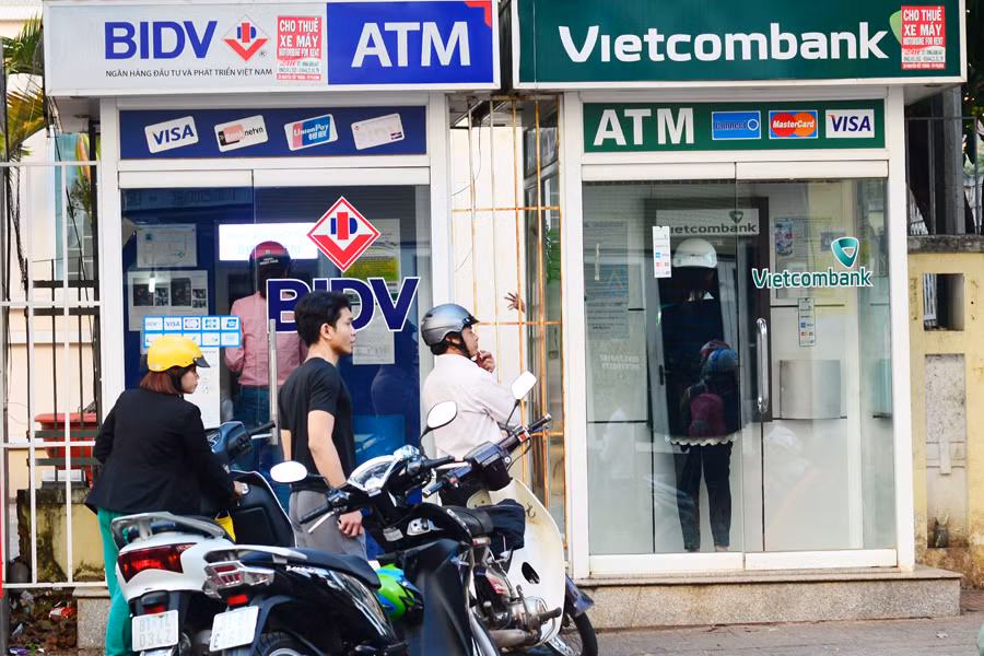 Nhu cầu rút tiền từ các máy ATM của người dân tăng cao vào dịp Tết. Ảnh: Cao Nguyên