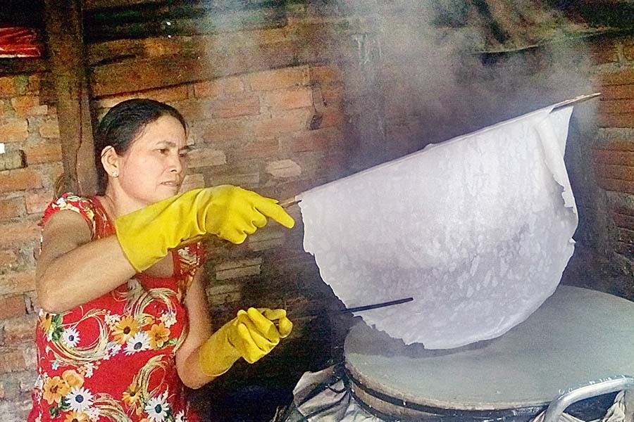  Chị Phan Thị Tâm đang tráng bánh. Ảnh: T.B