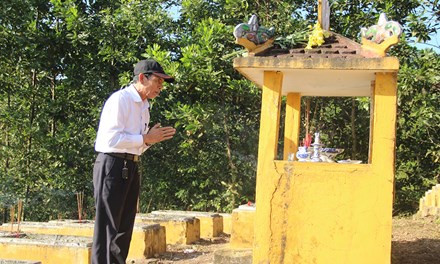 Viếng mộ người thân ngày Tết.