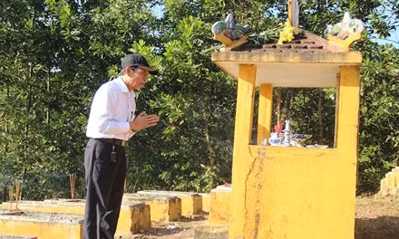 Viếng mộ người thân ngày Tết.