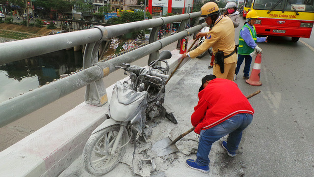 CSGT phối hợp thu dọn vệ sinh khu vực xảy ra vụ việc. CSGT phối hợp thu dọn vệ sinh khu vực xảy ra vụ việc.