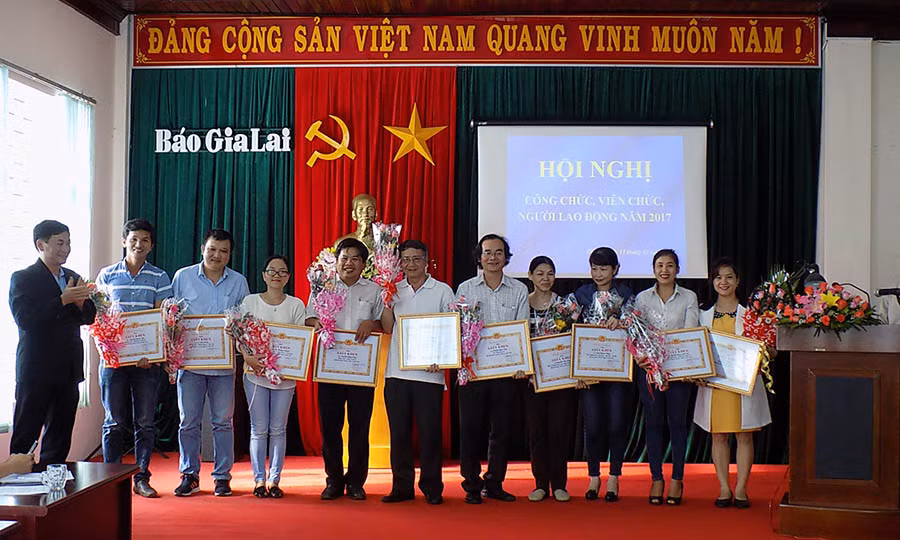 Báo Gia Lai tặng các danh hiệu thi đua khen thưởng. Ảnh: T.N 