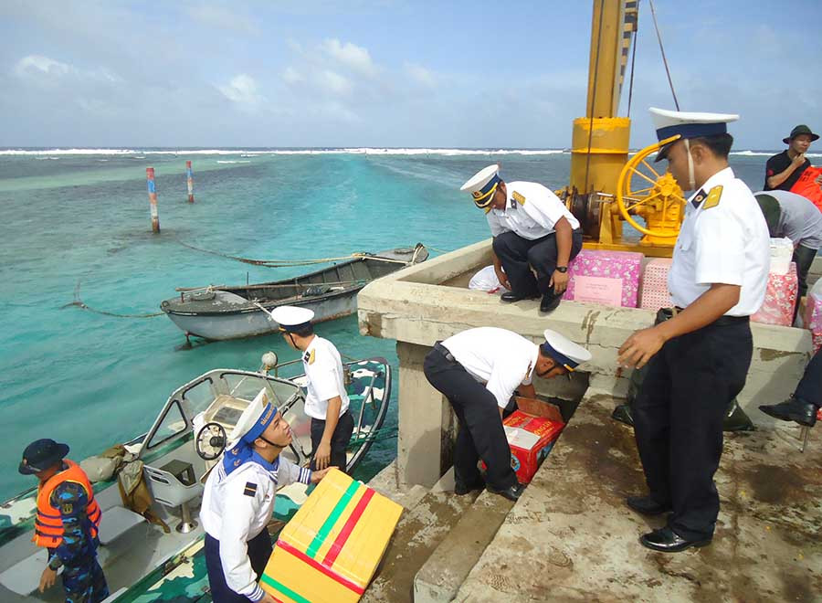 Chuyển quà Tết lên đảo Đá Đông A. Ảnh: T.S Chuyển quà Tết lên đảo Đá Đông A. Ảnh: T.S