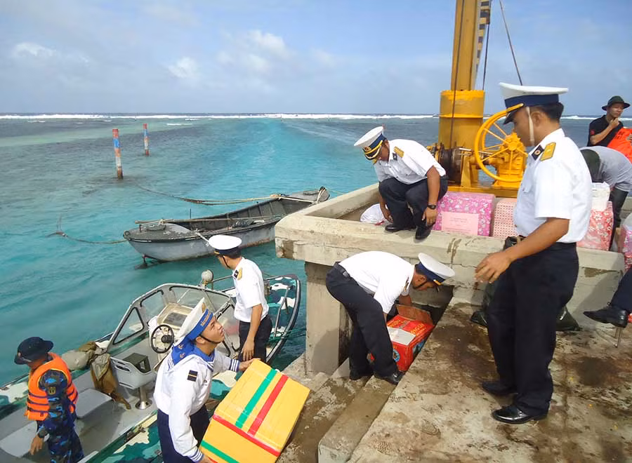 Chuyển quà Tết lên đảo Đá Đông A. Ảnh: T.S Chuyển quà Tết lên đảo Đá Đông A. Ảnh: T.S