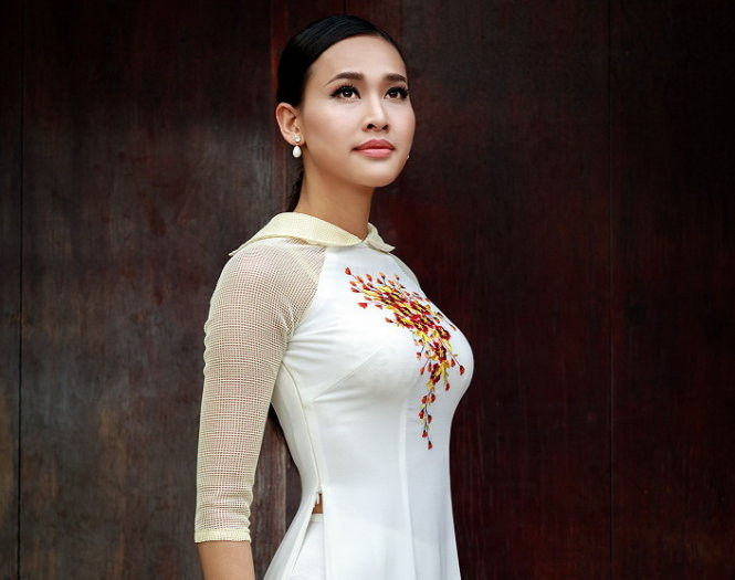 Áo dài cách điệu với tay, tà ngắn và cổ lá sen giúp người mặc 