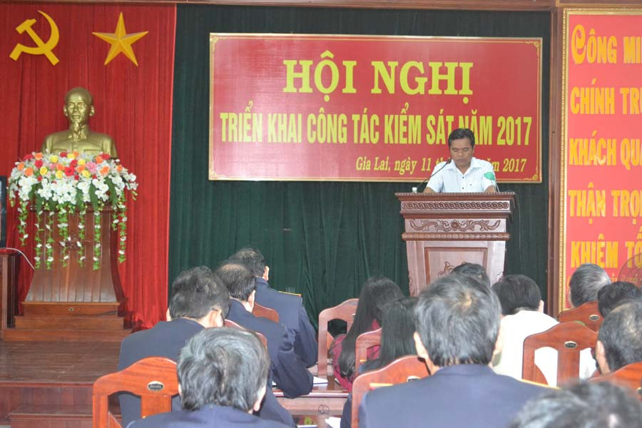  Đồng chí Hồ Văn Niên-Ủy viên dự khuyết BCH Trung ương Đảng, Phó Bí thư Thường trực Tỉnh ủy, Trưởng ban Chỉ đạo cải cách tư pháp tỉnh phát biểu chỉ đạo tại hội nghị triển khai công tác kiểm sát năm 2017. Ảnh: Hoàng Cư