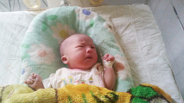 Bé gái con chị L. đang được chăm sóc tại khoa Nhi sơ sinh, Trung tâm Nhi khoa, Bệnh viện Trung ương Huế