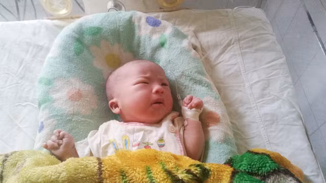 Bé gái con chị L. đang được chăm sóc tại khoa Nhi sơ sinh, Trung tâm Nhi khoa, Bệnh viện Trung ương Huế