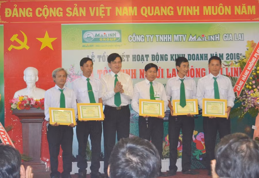  Tặng giấy khen cho người lao động có thành tích tốt trong Công ty. Ảnh: Lê Lan