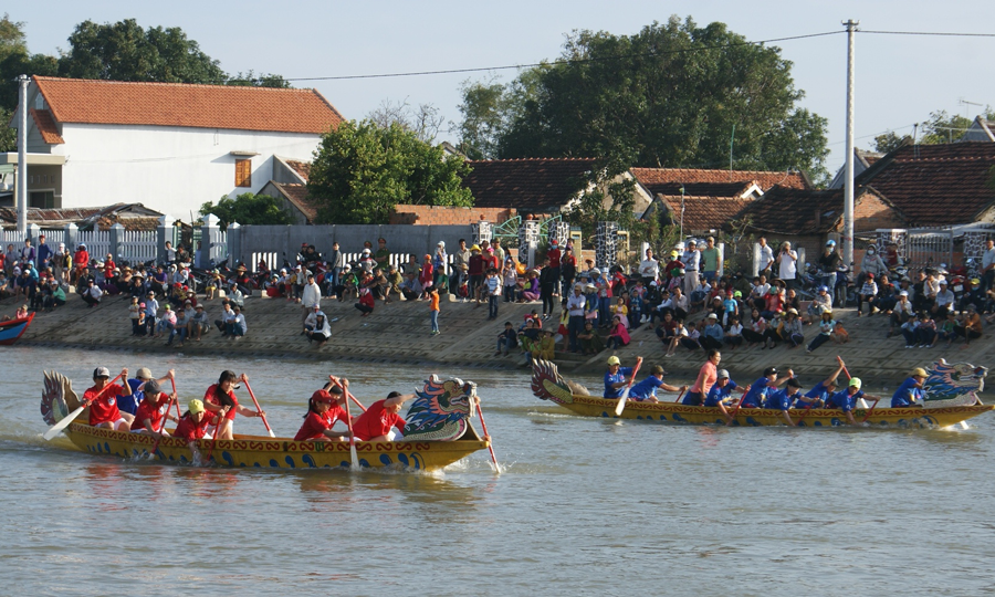 Nội dung đua thuyển tập thể nữ.