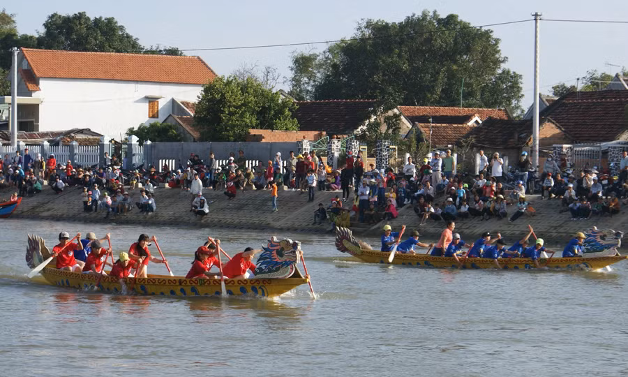 Nội dung đua thuyển tập thể nữ.
