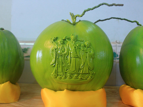 Những trái dừa được lựa chọn để in hình phải đáp ứng các yêu cầu: tròn trịa, đủ nước, có thể mọc chồi. Sau đó mỗi trái được đặt cố định bằng mút vào thùng các-tông để chuyển đến cơ sở gia công 