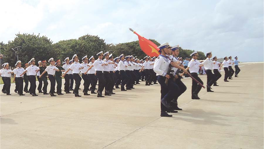  Cán bộ, chiến sĩ Trường Sa trong lễ chào cờ. Ảnh: T.S